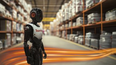 Humanoider Roboter steht zwischen Lagerregalen, umgeben von orangefarbenen Lichtspuren.